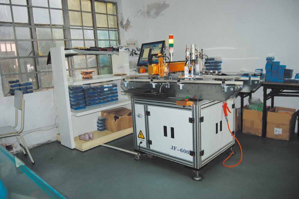 Workshop equipment with a control screen and tooling trays